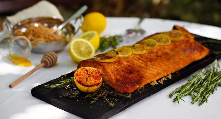 Baked salmon with lemon garnish