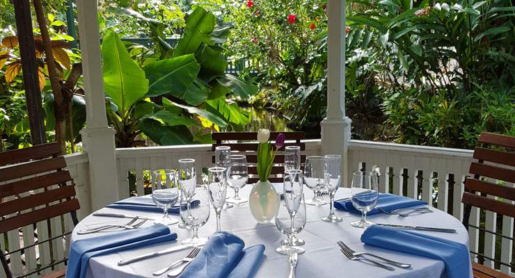 Table setting with blue napkins